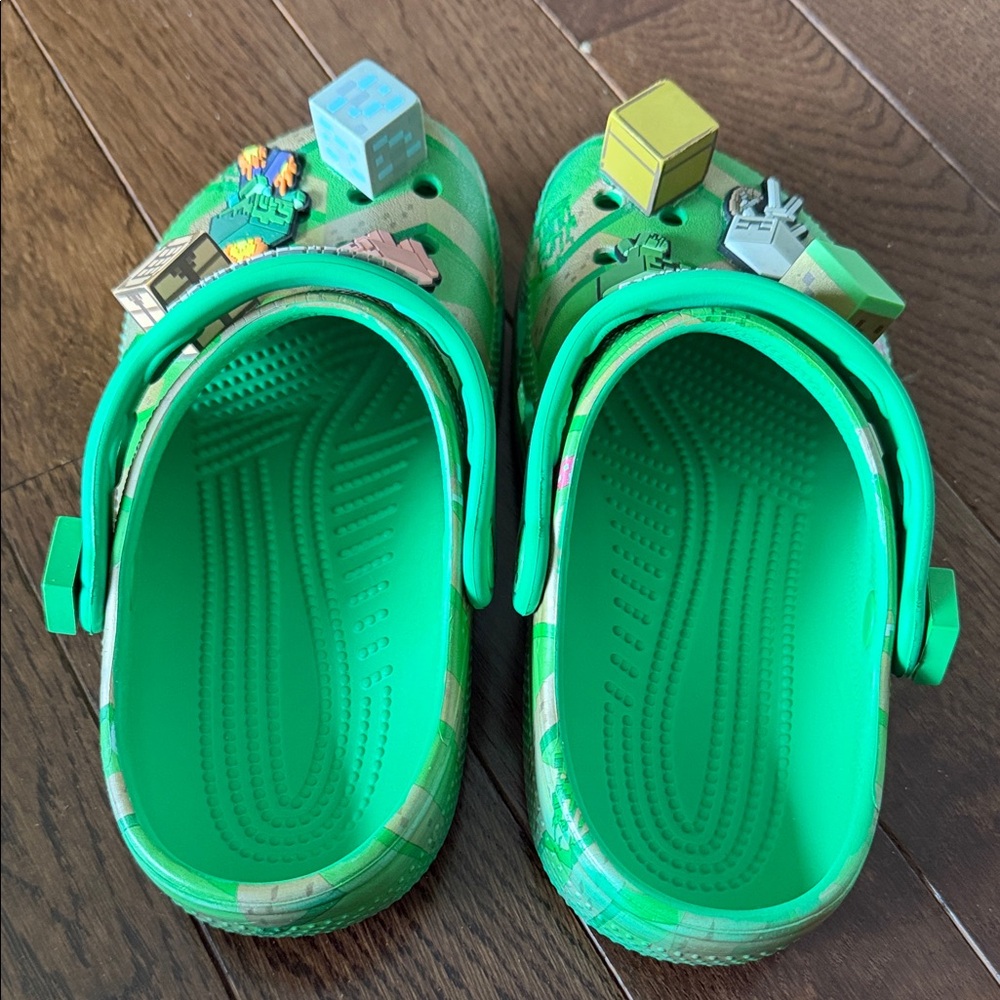 CROCS Kids Green Gaming Slippers size J-1 - Picture 4 of 4
